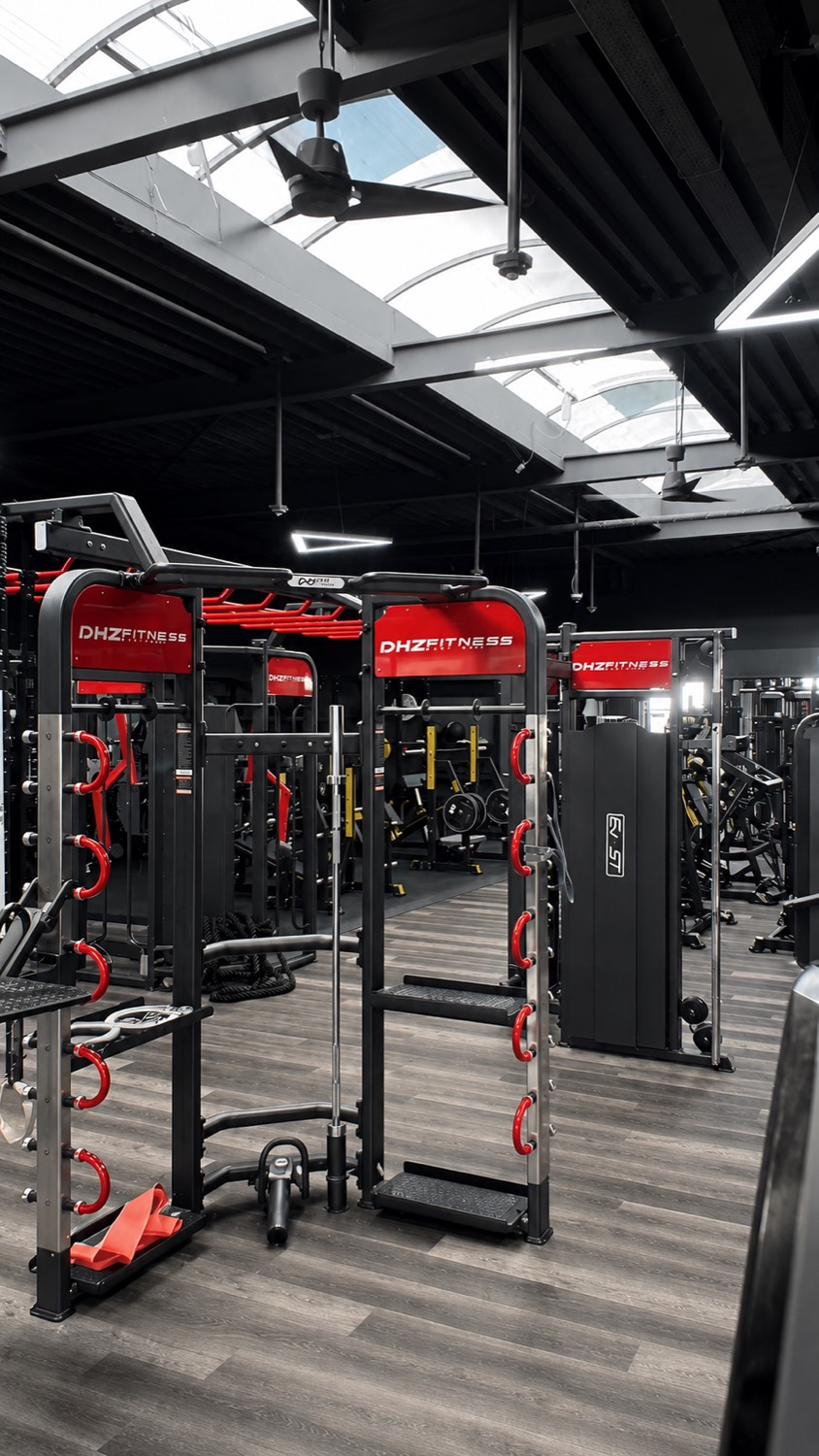 Komplett saniertes Fitnessstudio mit Trainingsgeräten unter einem Oberlicht