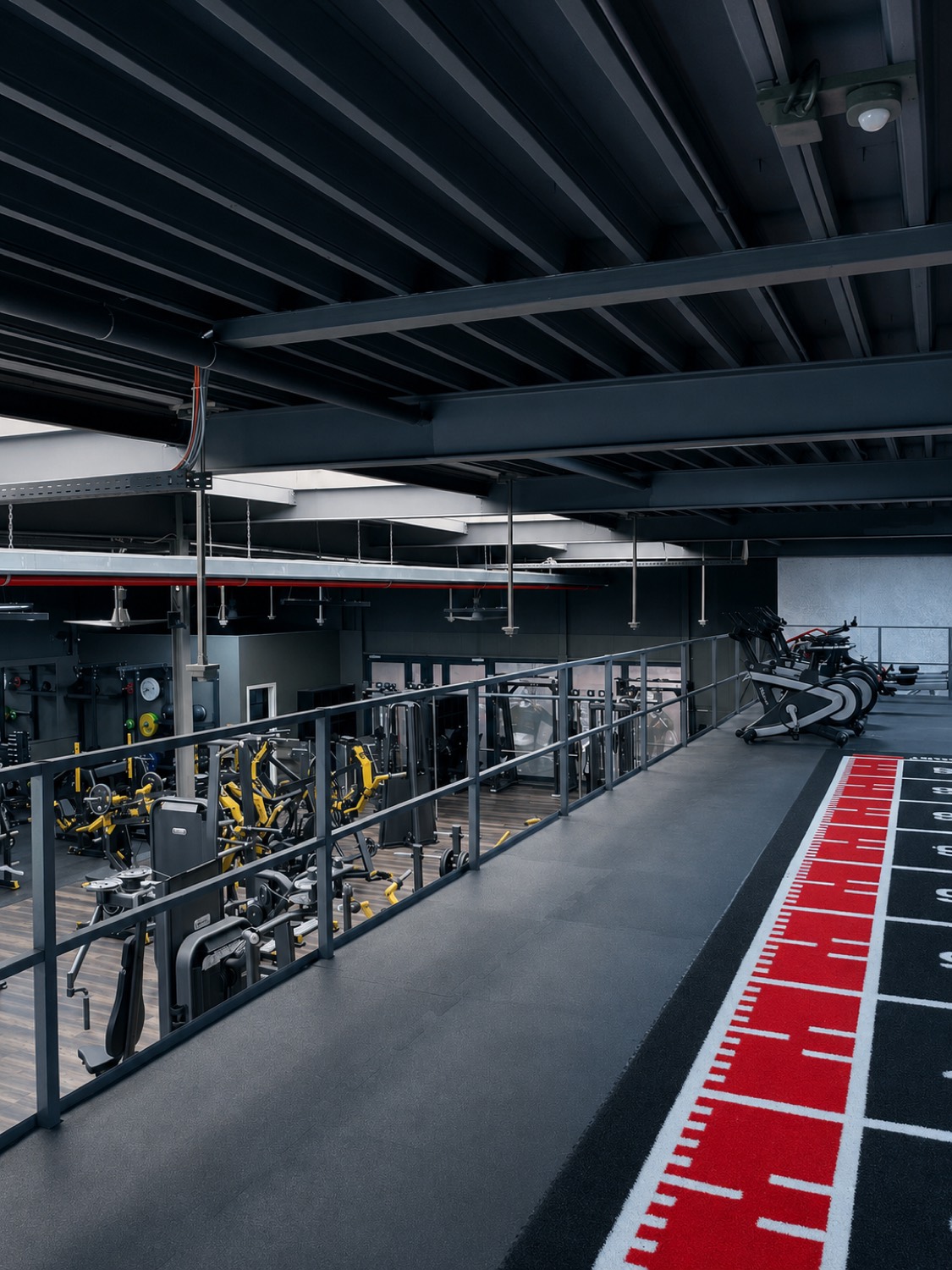 Ausgebaute Trainingsfläche mit Sprint-Track auf der Galerieebene