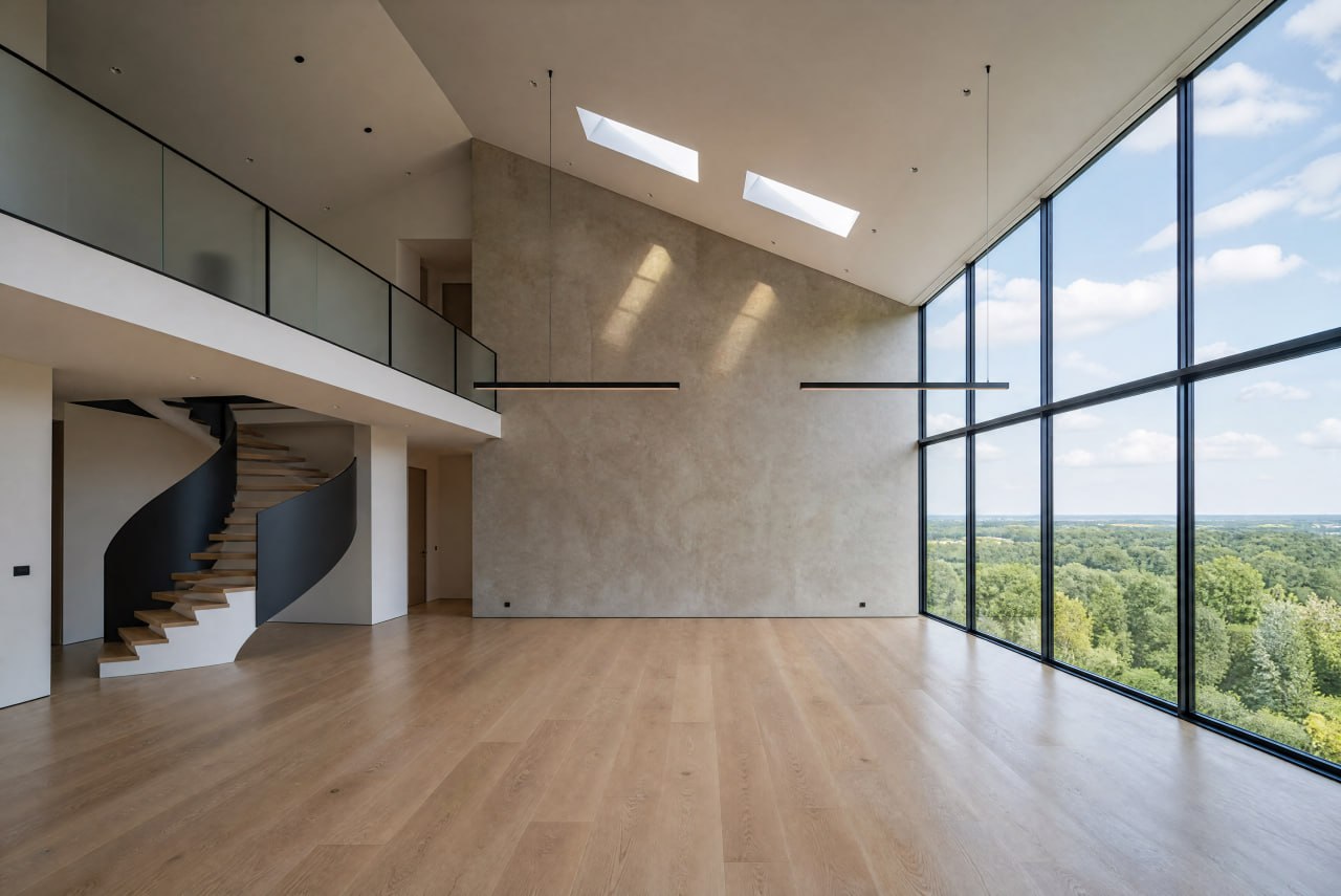 Modern sanierter, lichtdurchfluteter Wohnraum mit Galerie und raumhoher Verglasung